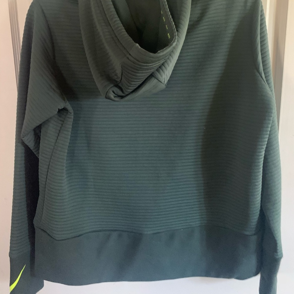 nike cropped hoodie